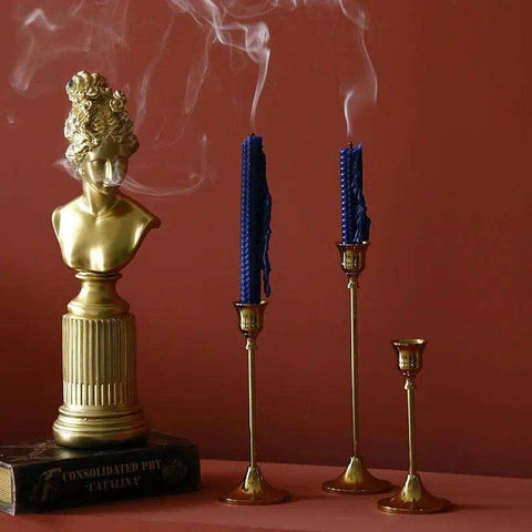 Utiliser de la cire fondue pour fixer la bougie